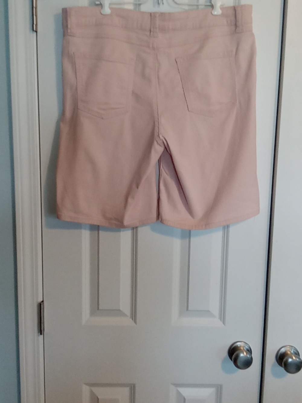 Hannah Light Pink Casual Shorts with Subtle Stitching - Picture 3 of 5